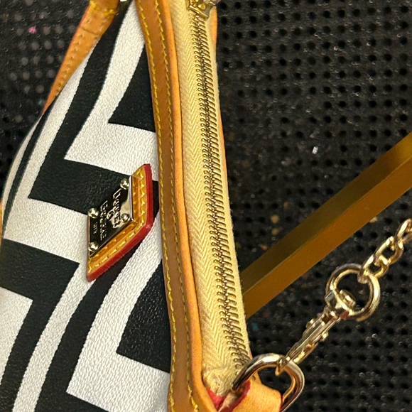 Dooney & Bourke Chevron Large Slim Chevron Wristlet Approx. 8x5 - Picture 4 of 14